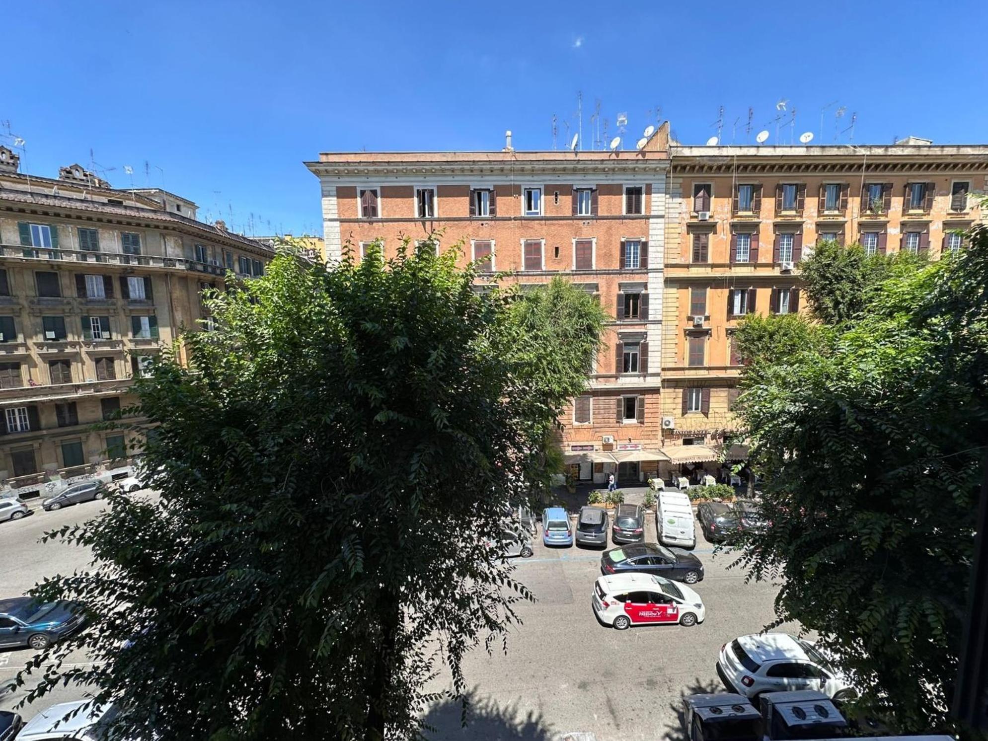 Colosseo Manzoni Termini 101 * Rom